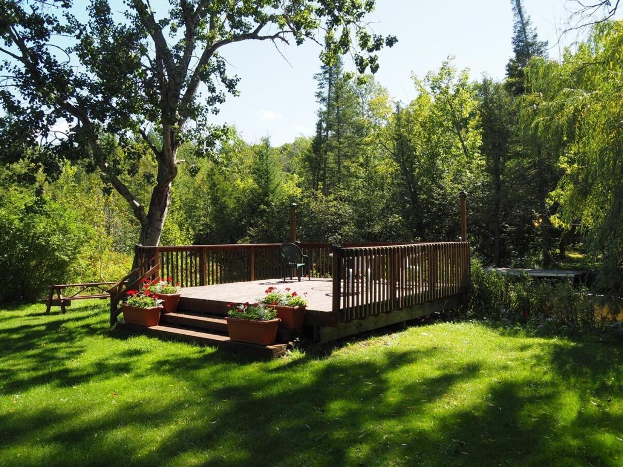 Sleeping Bear Riverside Cabins - Cabin #1 Honor ภายนอก รูปภาพ