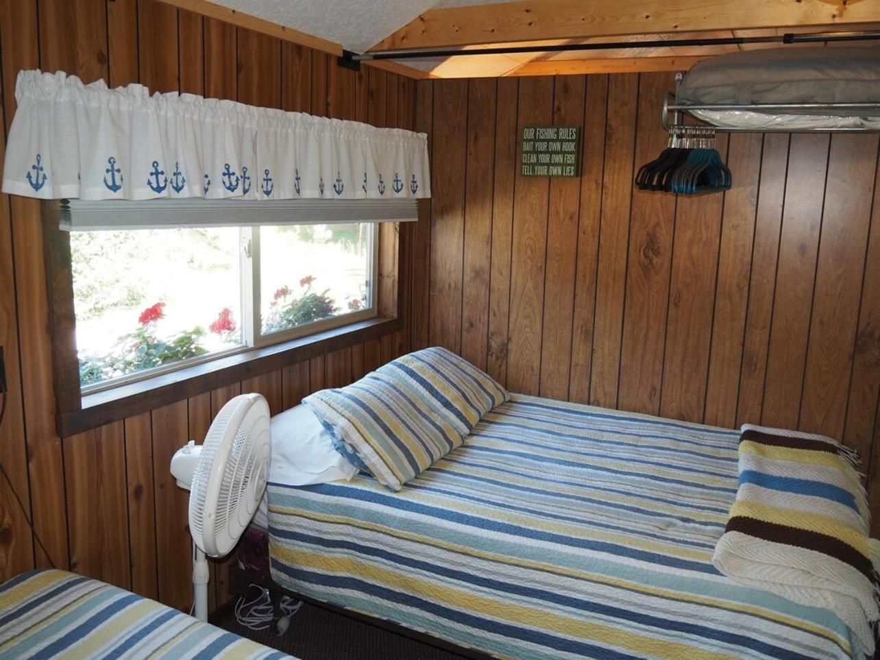 Sleeping Bear Riverside Cabins - Cabin #1 Honor ภายนอก รูปภาพ