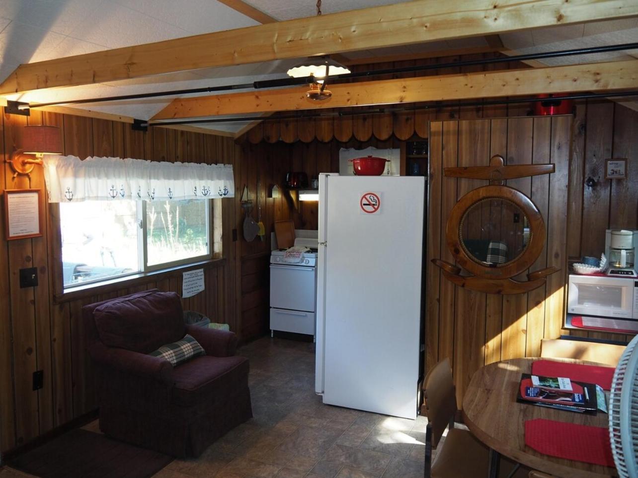 Sleeping Bear Riverside Cabins - Cabin #1 Honor ภายนอก รูปภาพ